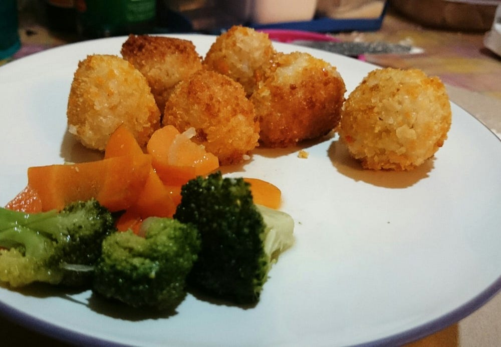 MPASI, BolaBola Nasi isi Keju. Ada kalanya anak saya ga