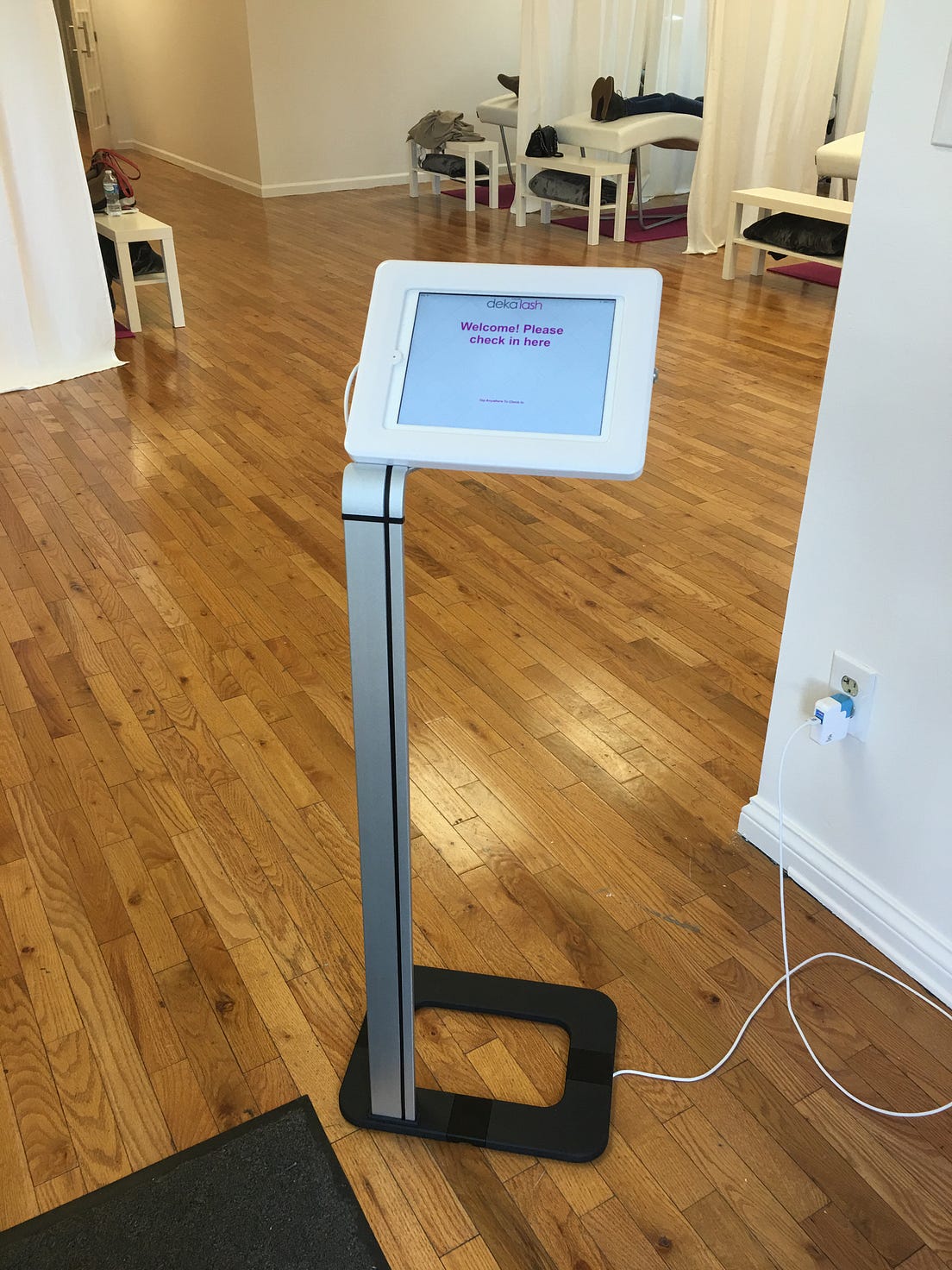 4 Reasons to Use an iPad Kiosk for Your Retail Business Greetly