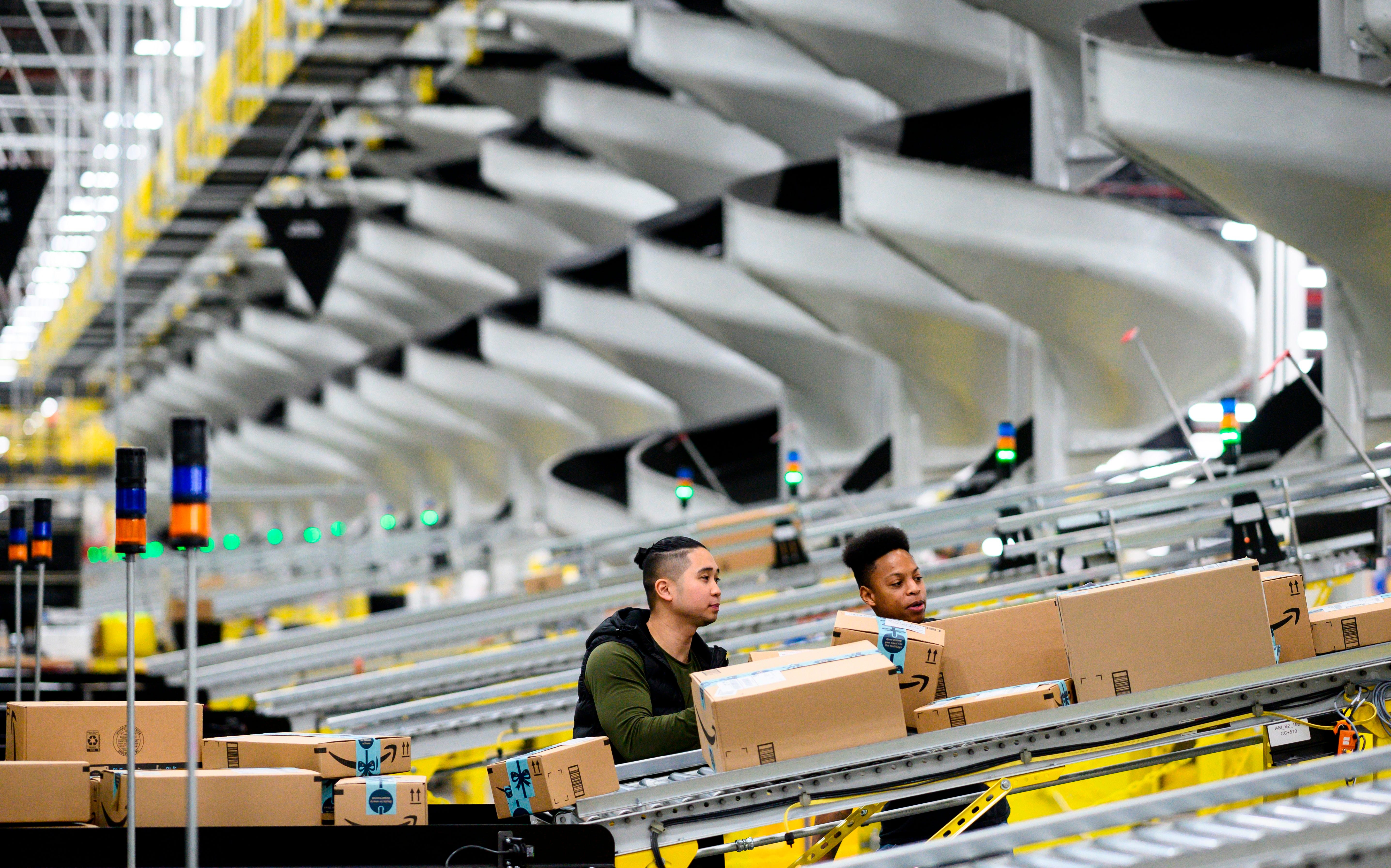 Here’s What It’s Like to Work in an Amazon Warehouse Right Here’s What It’s Like to Work in an Amazon Warehouse Right