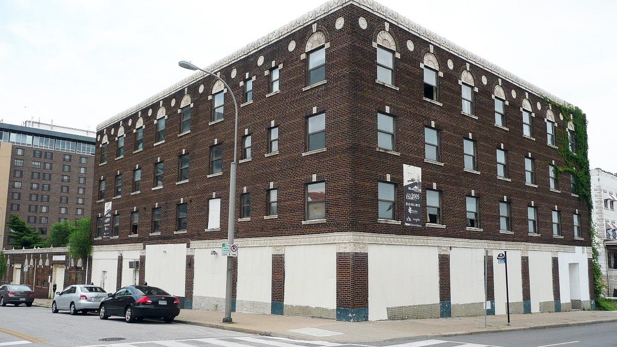 The Blackstone Hotel of the 1920s Had the Amenity of a Parking Garage