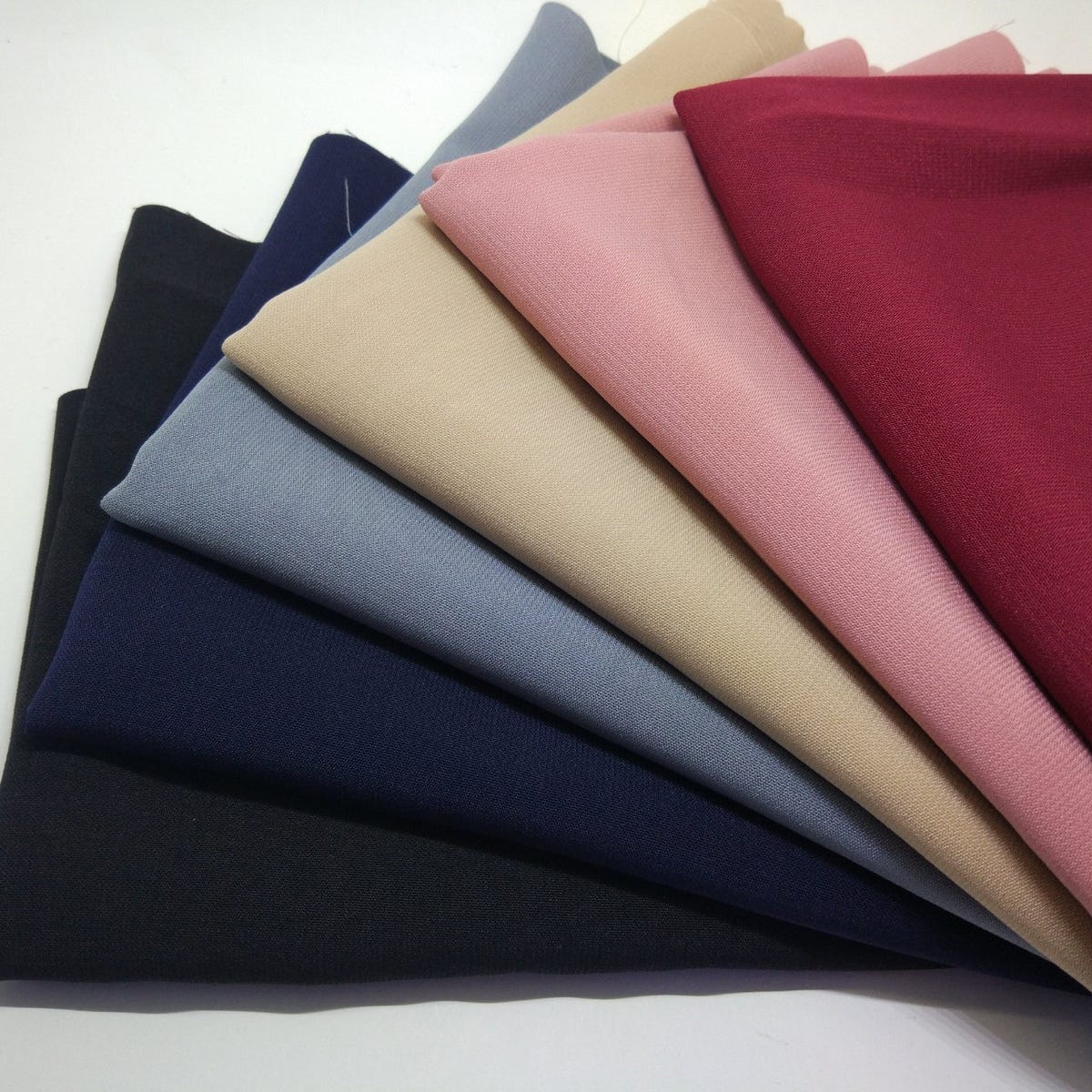 Gimana cara ngebedain kain WOLFIS PREMIUM dan WOLFIS BIASA | by Pusat Kain  Hijab Premium Ecer dan Grosir | Medium