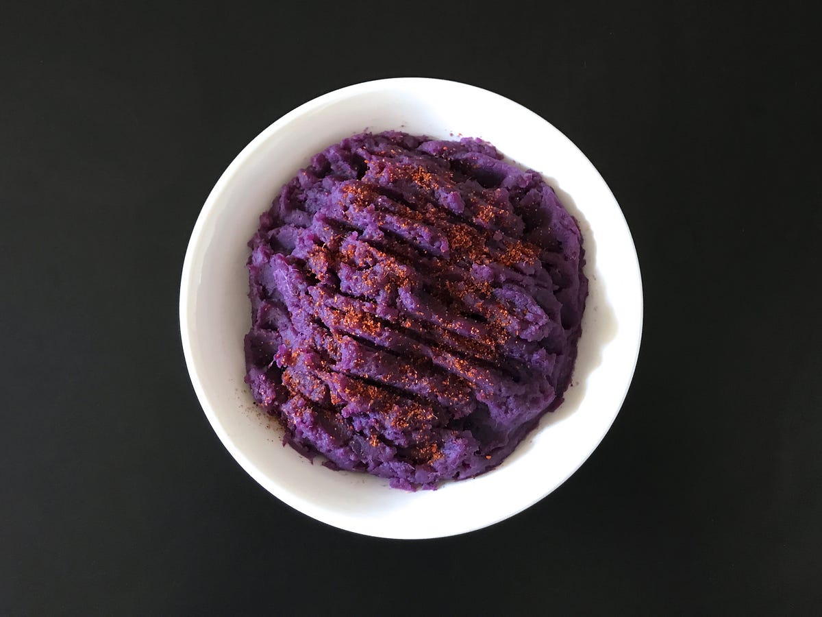 Purê de batata roxa e alho. Para trazer mais cor e sabor para a sua