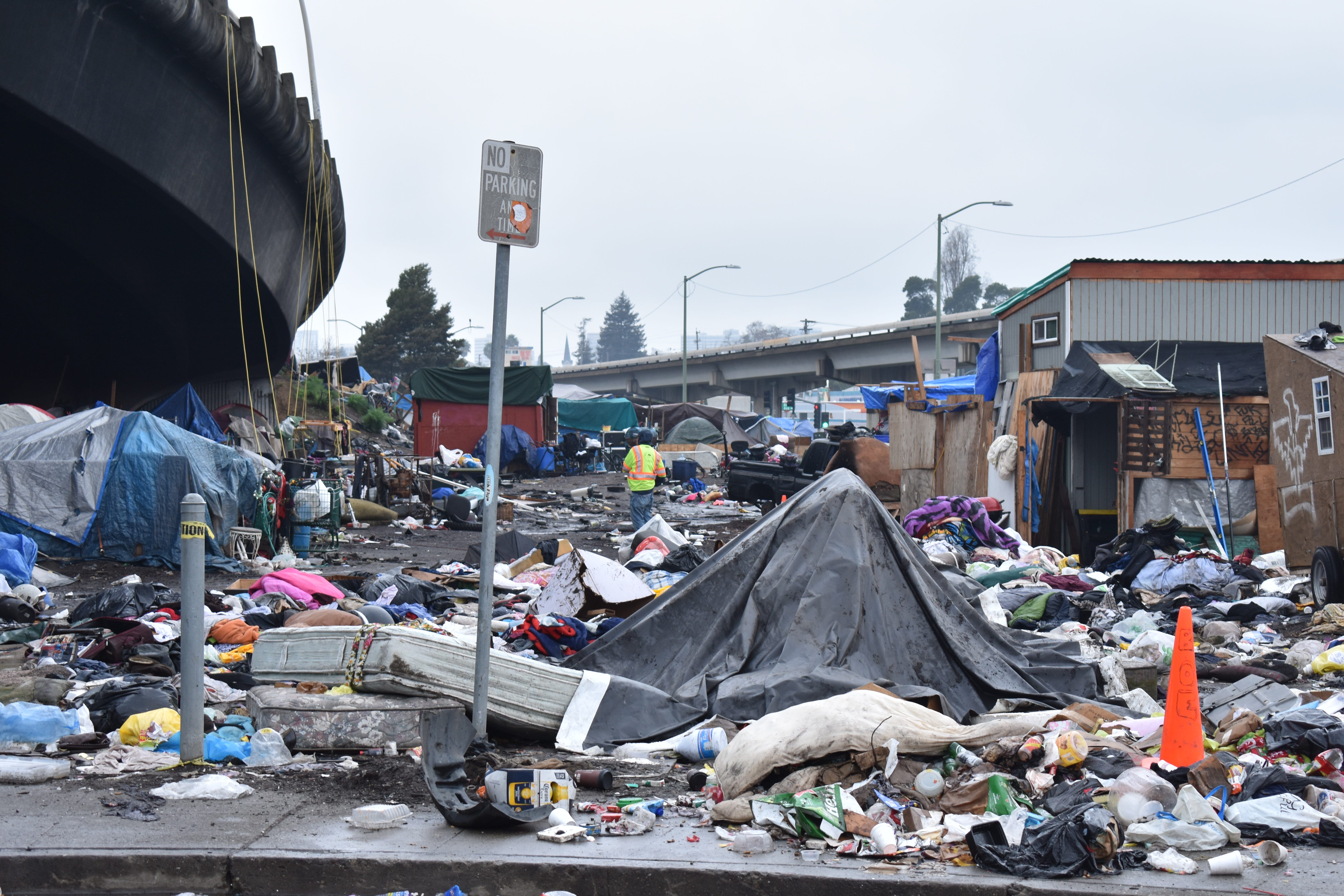 Advocates respond to massive Oakland Homeless camp shut down by Laney