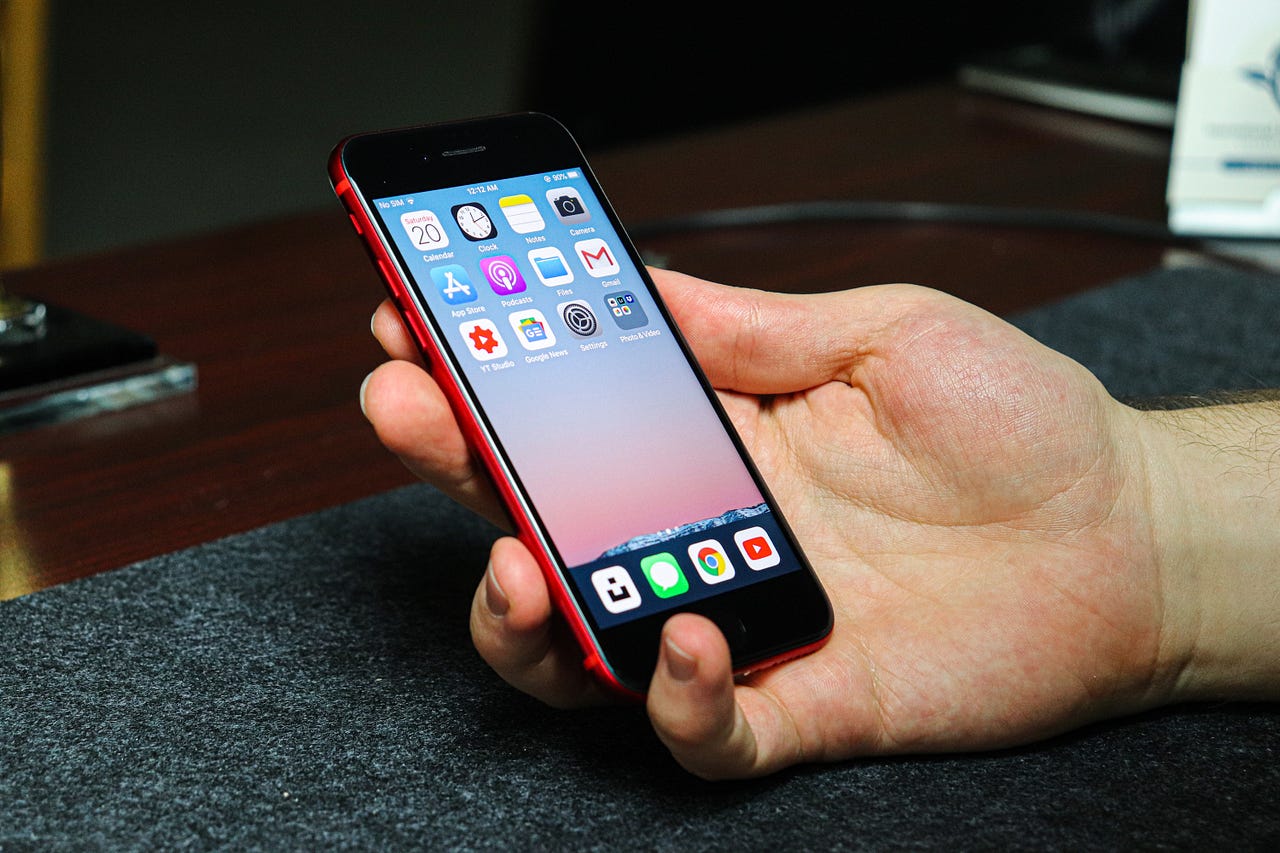 Galaxy S10e VS iPhone SE (2020) Which Is The Better Buy? by Melih
