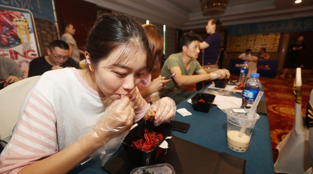 Foodies compete to a professional crayfish taster with a 500,000