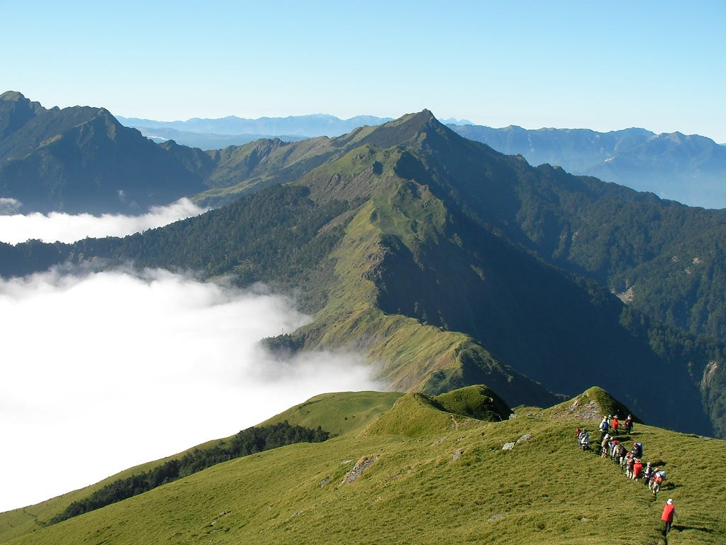 The Extraordinary Grassland at Qilai South Peak and Nanhua Mountain