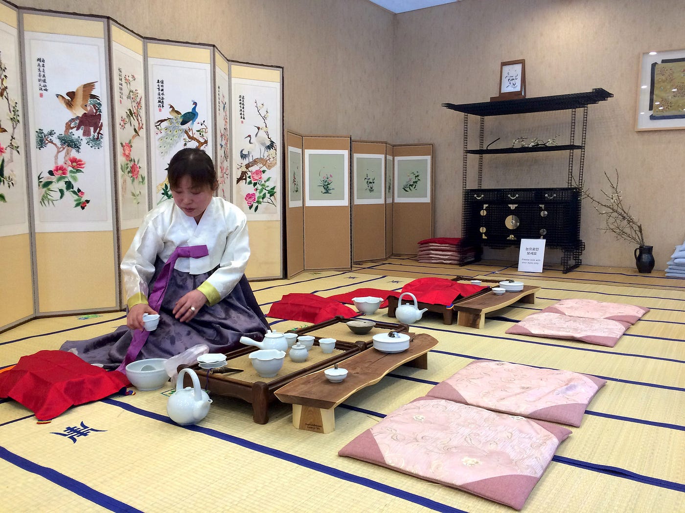 Korean floor culture. Chair? No, thanks! by BIG BERRY BACKSTAGE BIG