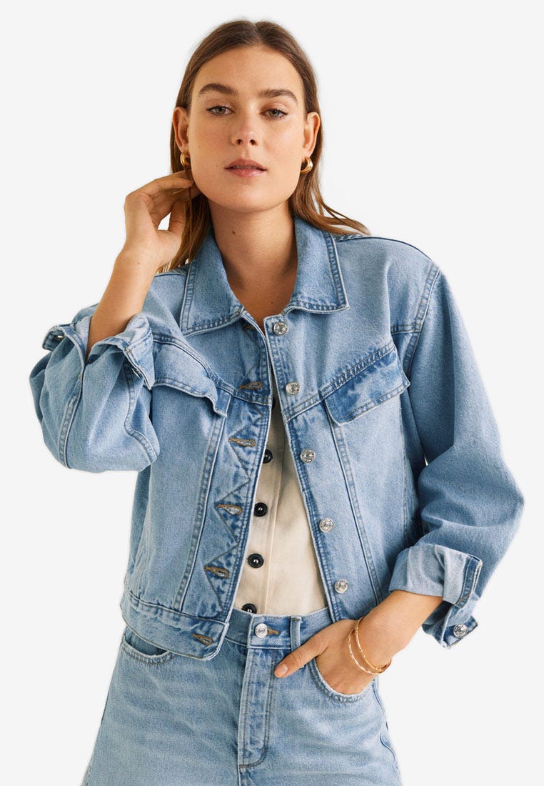 Style Tips Tampil Feminin dengan Menggunakan Jaket Jeans