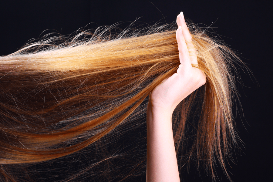 Cabelos com frizz Ádama Cosméticos