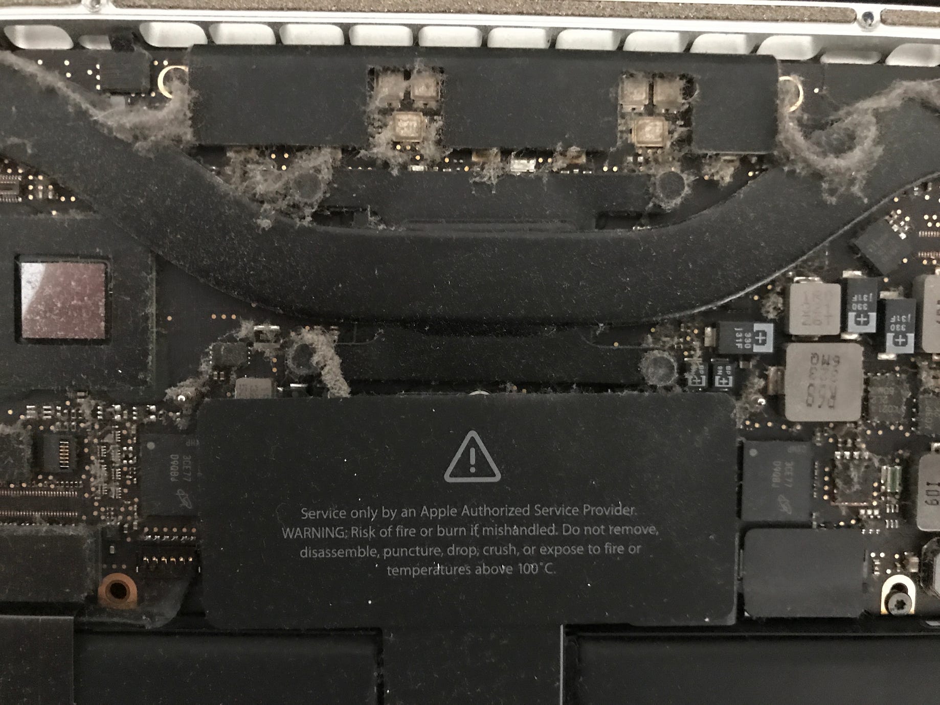 How to clean a macbook for dust vleroskills