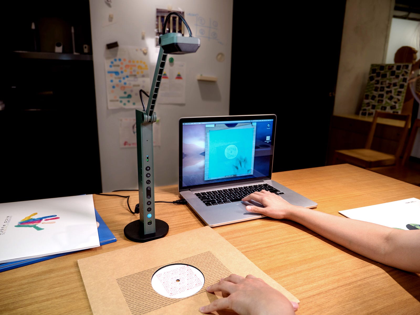Capturing and digitizing vinyl covers with IPEVO VZR document camera