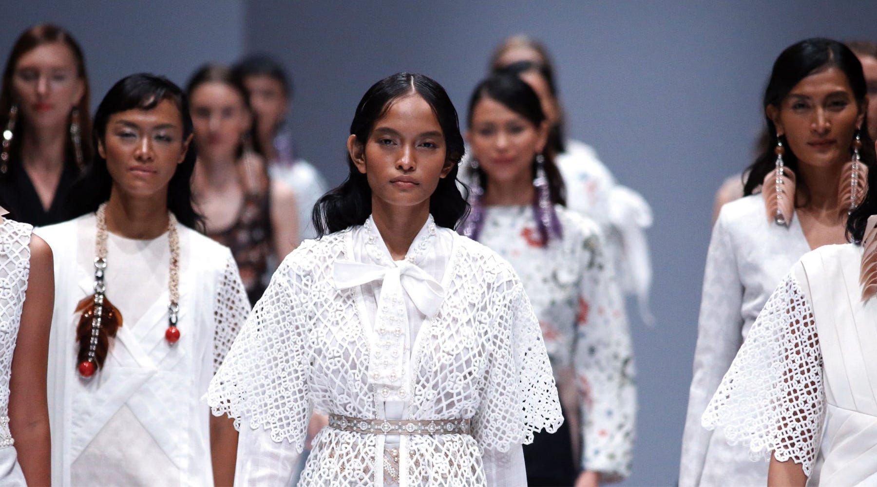Trend Gaya Kontemporer dalam Fashion Indonesia | by Church Lunch | Moselo