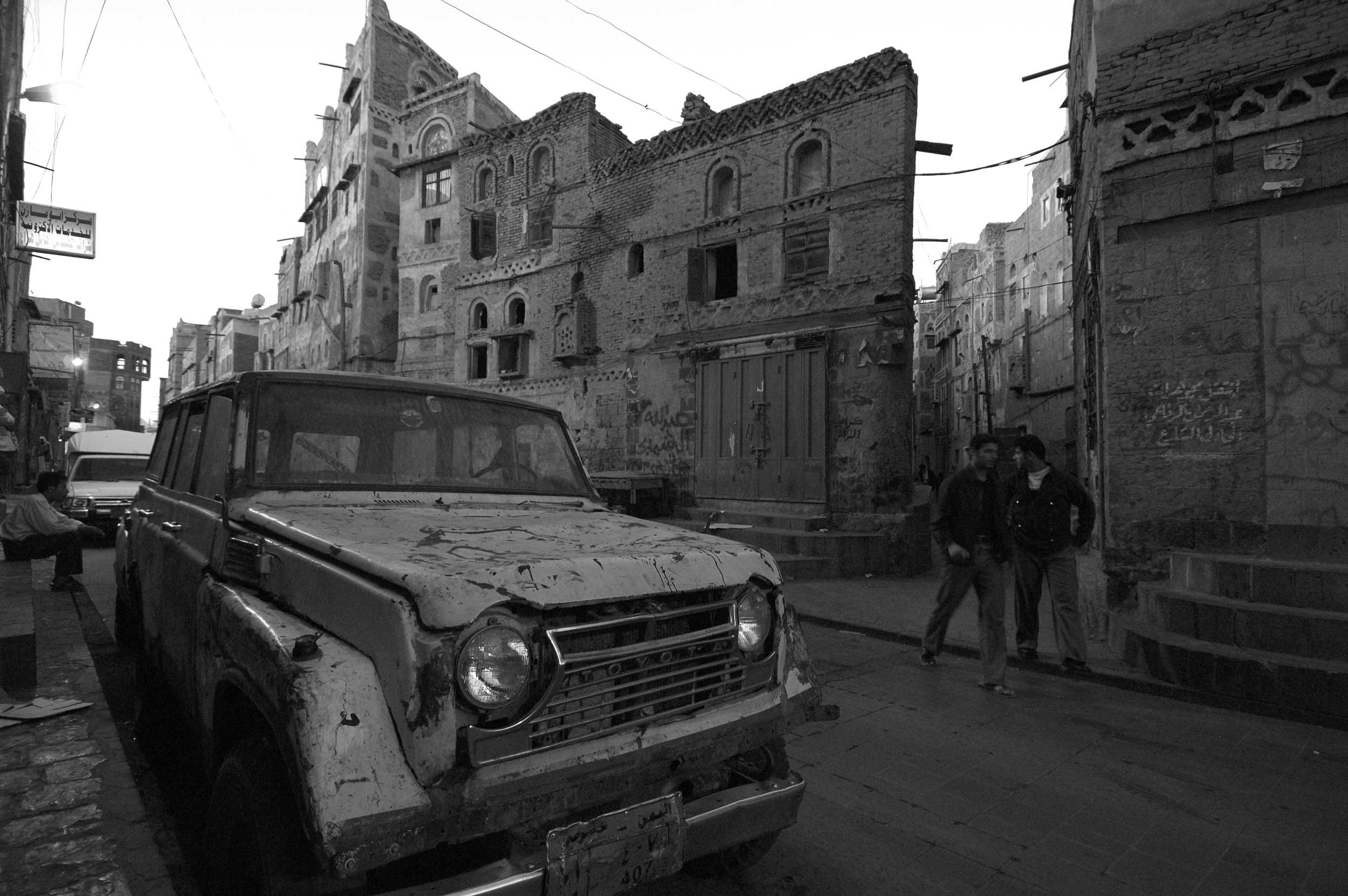 Kalashnikovs & Christmas in Yemen Pinaki Medium