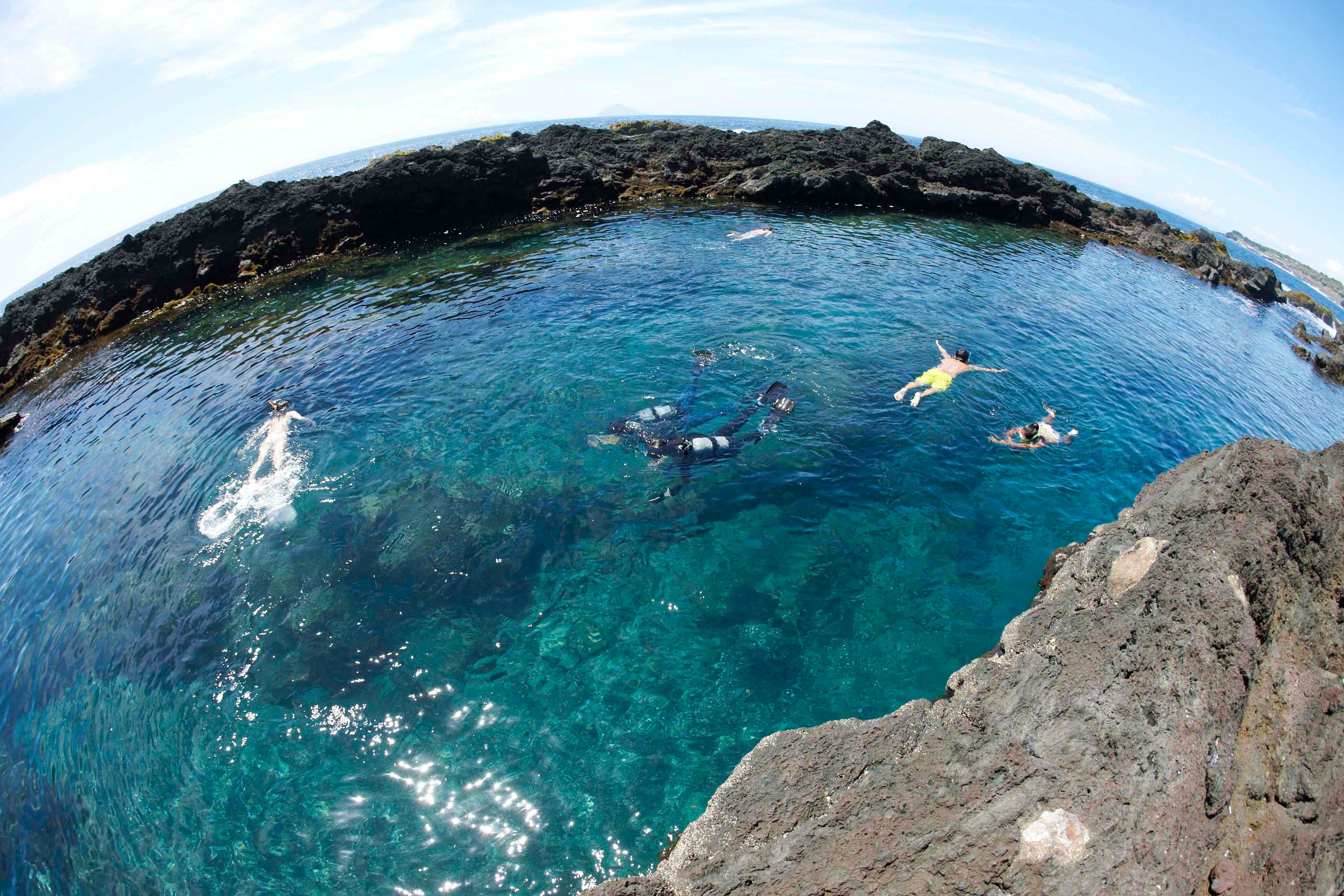 透明度の高い海を持つ、東京・伊豆大島のキャンプ場 MAP. 大小100以上の島々が、約650kmにわたって連なる伊豆諸島。 by