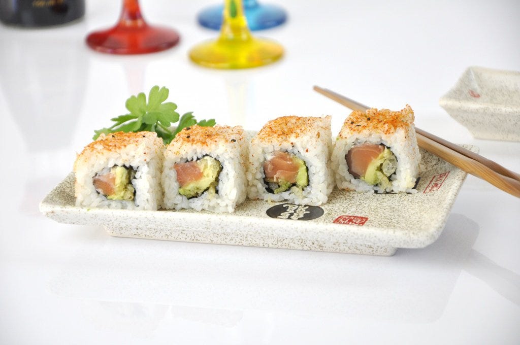 Sushi recept Uramaki spicy zalm met Tempura flakes by SushiSan