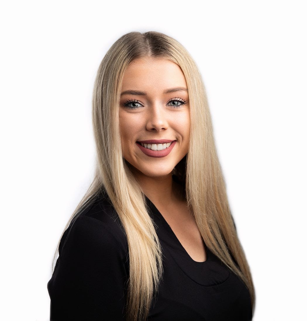 Successful 22YearOld Florida Woman Makes Over 43K in One Month