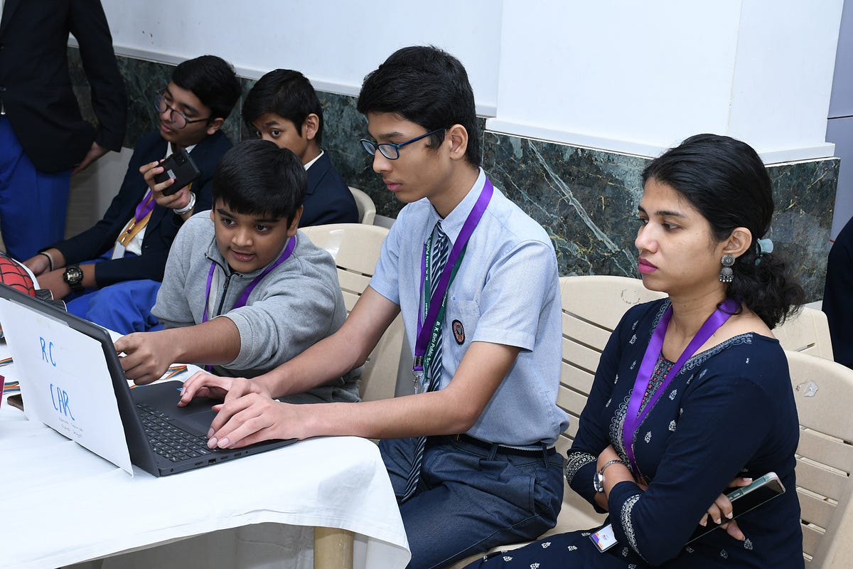 What STEM tools should every school have in 2024? by Makers' muse