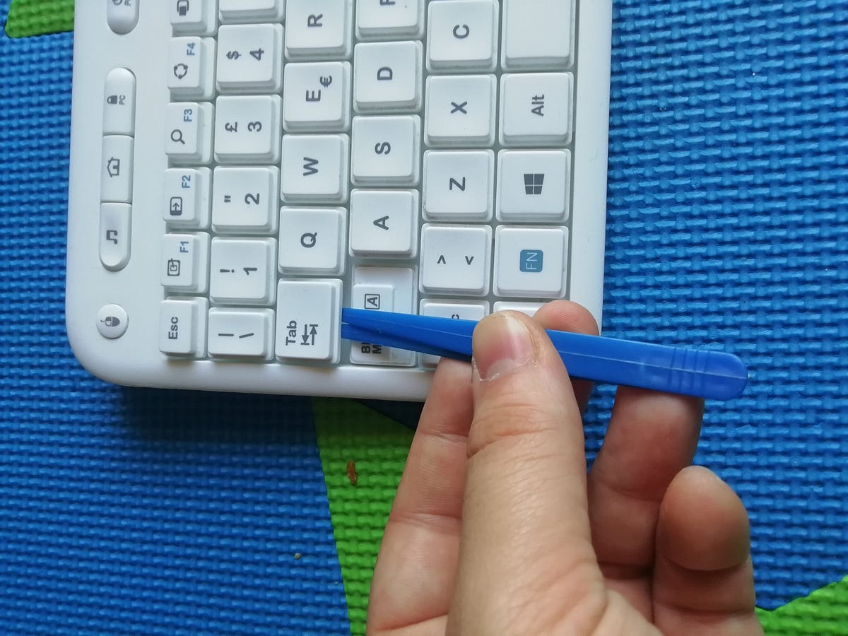Clean the keys of Logitech k400r keyboard by Nicola Landro Medium
