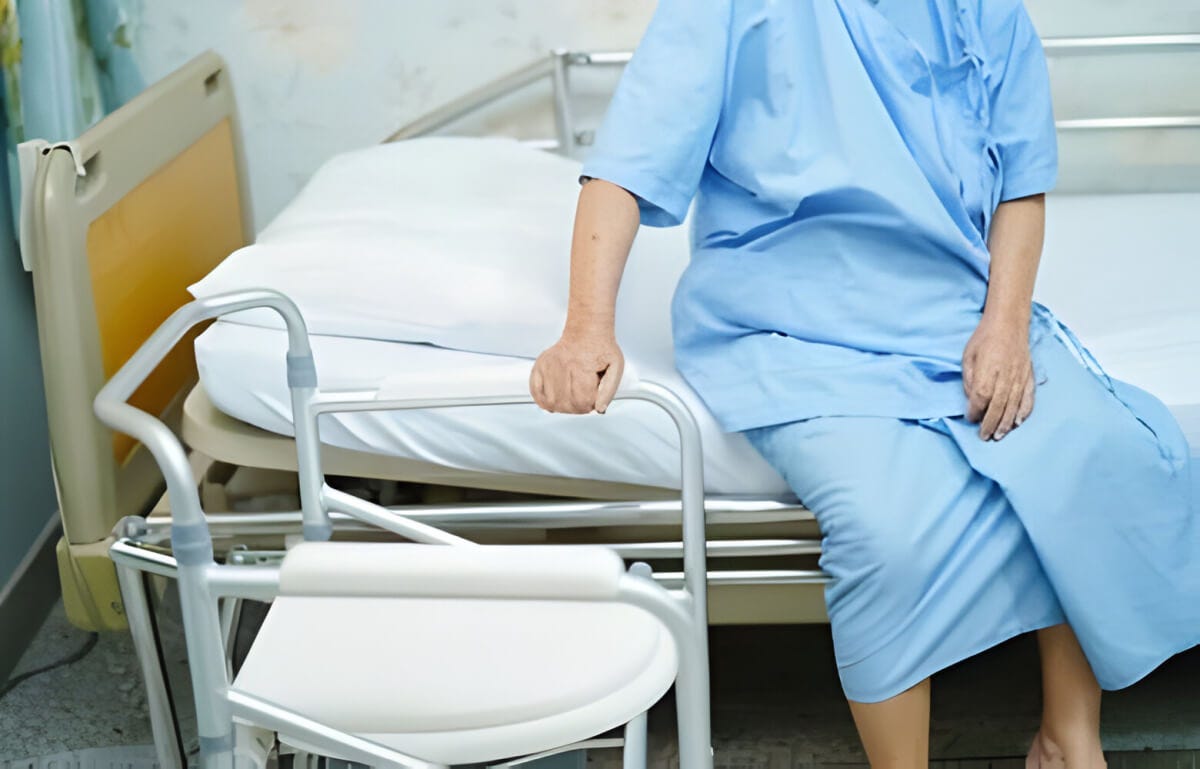 How to Choose The Best Commode Chair for Elderly Users by Medpoint