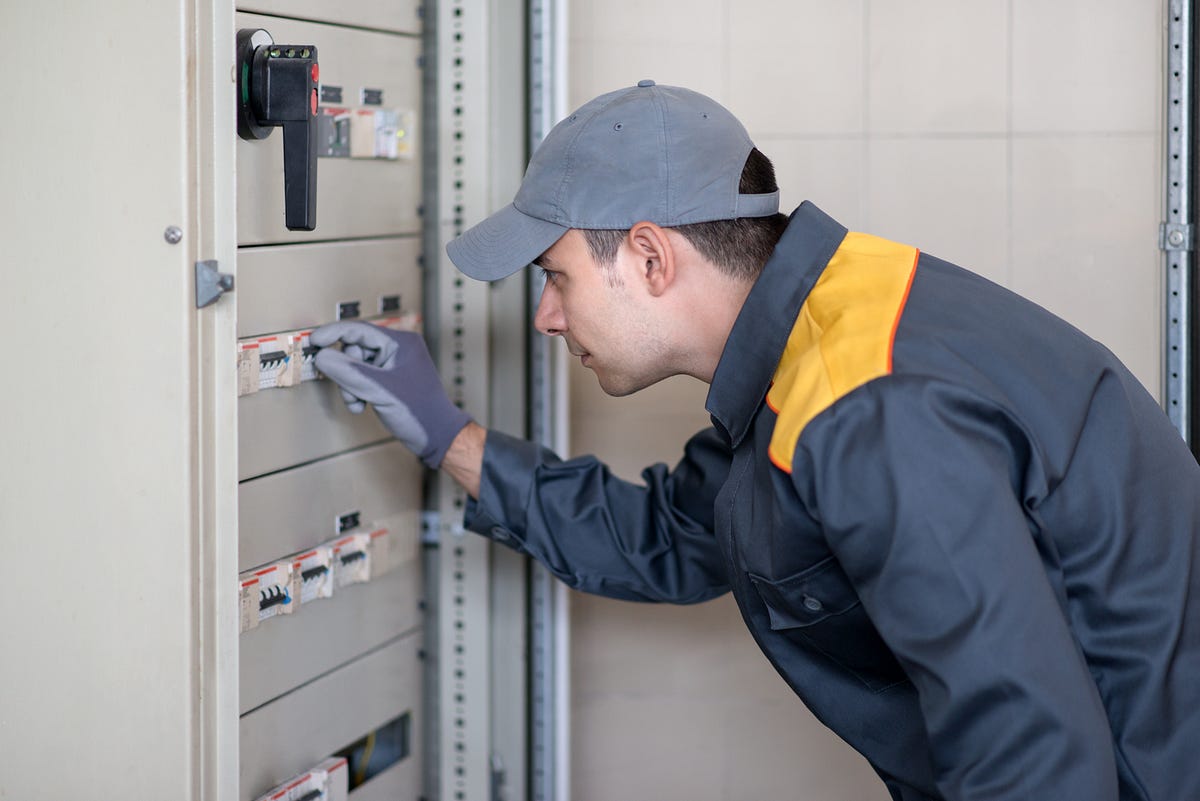 Circuit Breaker Main and Arcing Contacts What’s The Difference? by Brian Miller Medium