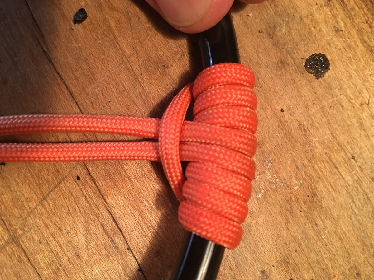 Tying knots in surfing leashes. What to do when your leash breaks by