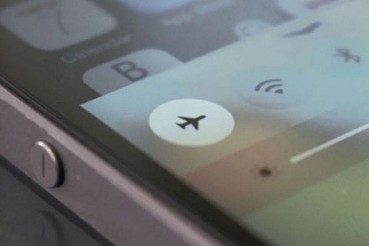 **Why Should You Charge Your Phone in Airplane Mode?** by Domingos