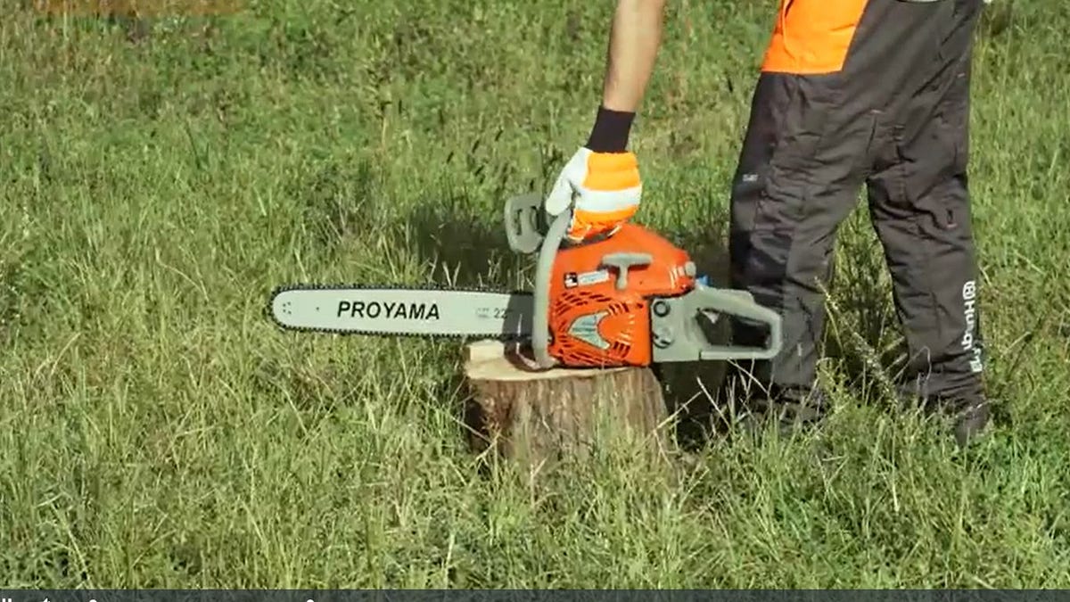 How To Start An Echo chainsaw. Introduction by Kahtrine james Aug