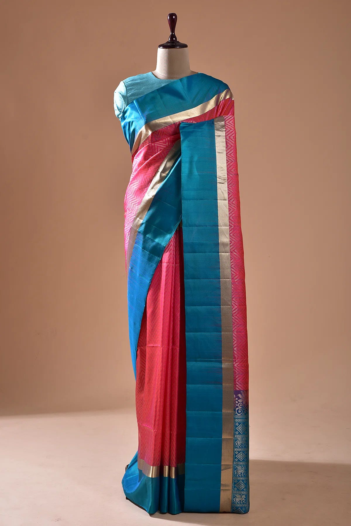 SOUTHERN ELEGANCE UNVEILING THE HERITAGE OF SOUTH INDIAN HANDLOOM SAREES by Pravesh Jain D