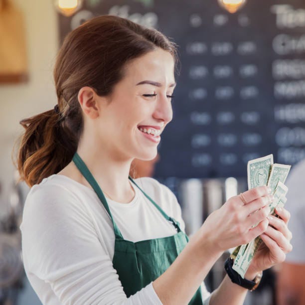 What is the average tip amount for waitresses per week? by Brittany