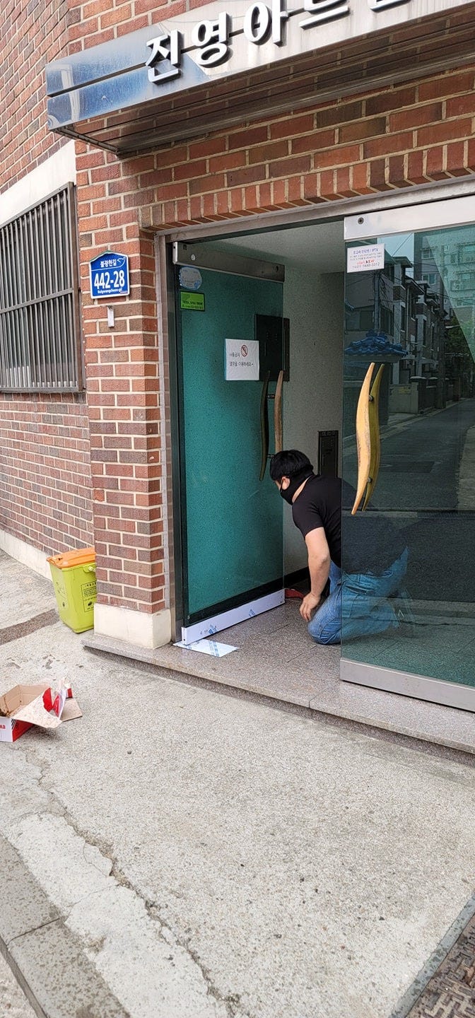 Floor hinge replace, tempered glass door by MSGinterior Medium