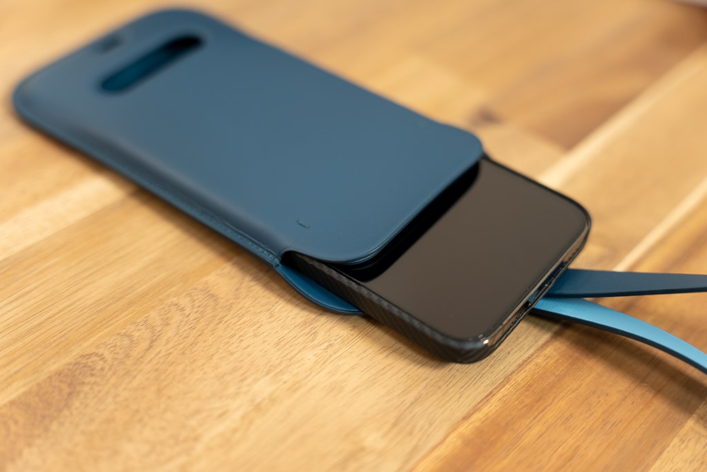 iPhone 12シリーズ用レザースリーブ レビュー：これ純正だよね？専用表示と雰囲気に振り切ったMagSafe対応レザースリーブ