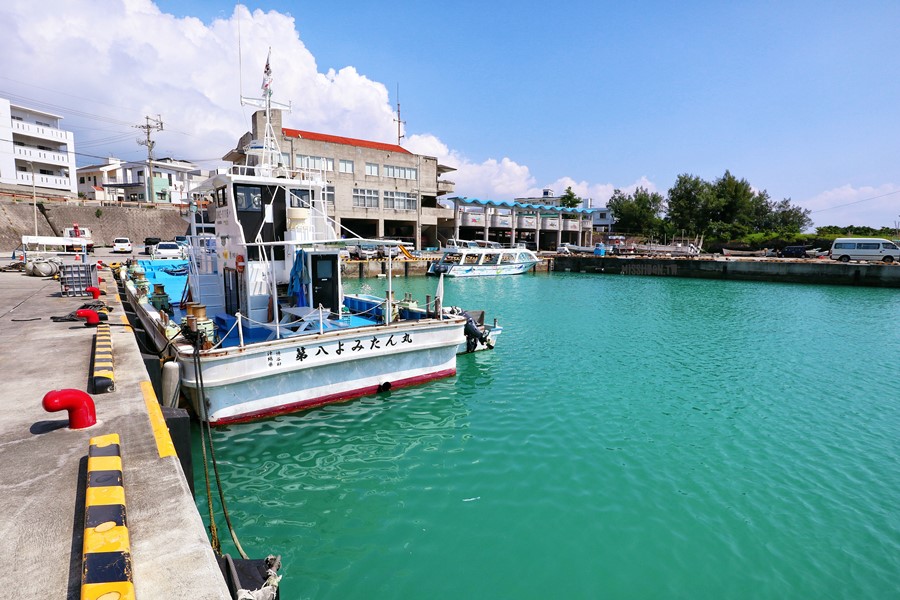沖繩中頭美食【海人食堂】在漁港直接吃最新鮮的平價海鮮料理！讀谷村漁協直売店！名特產販賣/釣魚&潛水體驗