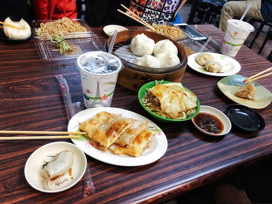 台中北區美食【天津小狗子/湯包豆漿店】從凌晨宵夜場吃到早午餐時光！民國76年老店古早味！