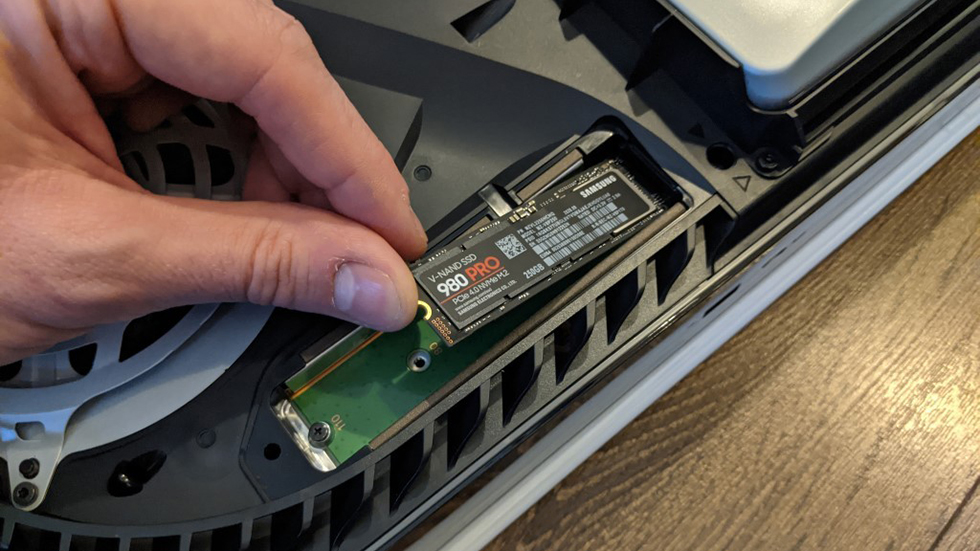 [Actualizado] Así podrás instalar la memoria SSD en tu PlayStation 5