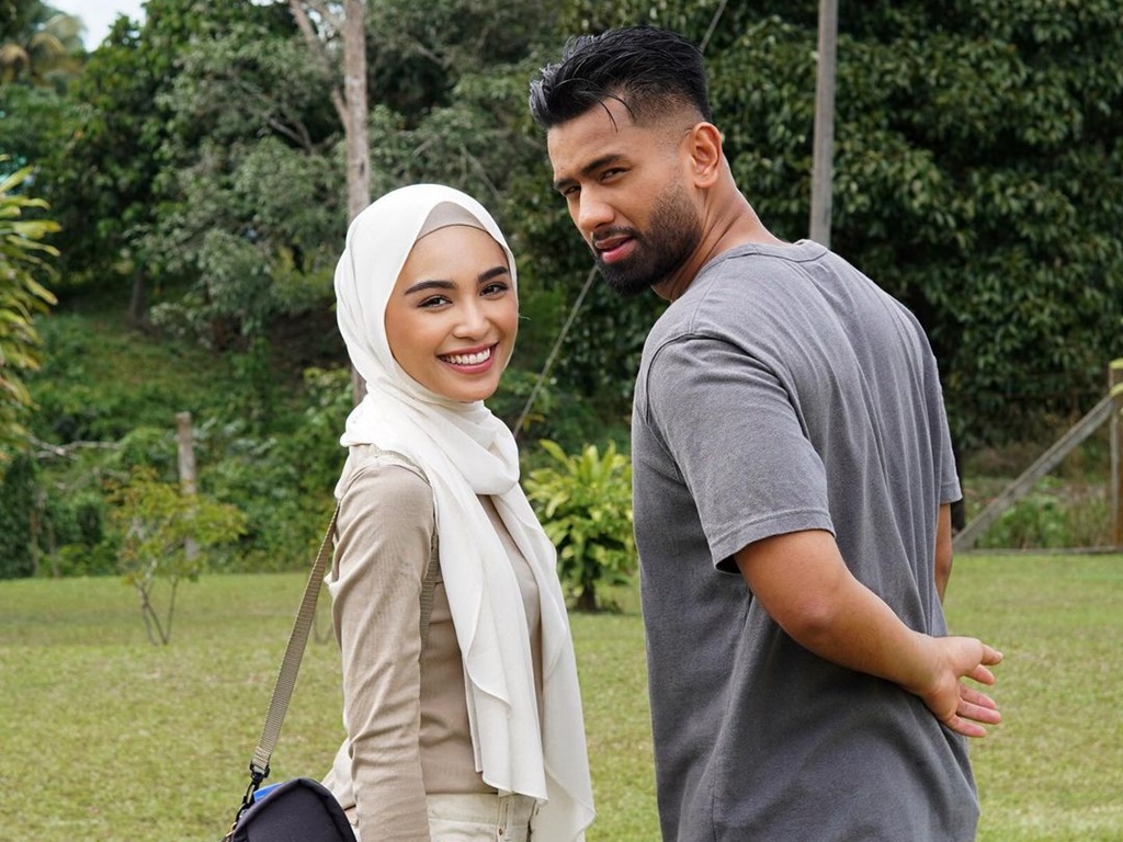 Sharifah Rose nafi sedang hangat bercinta dengan Redza