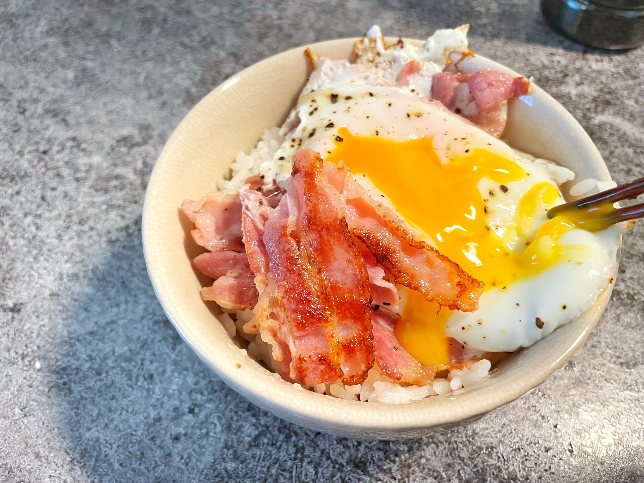 簡単！時短朝食【レシピあり】ベーコンエッグ丼がやっぱり美味しい みたぷちょ夫婦めも