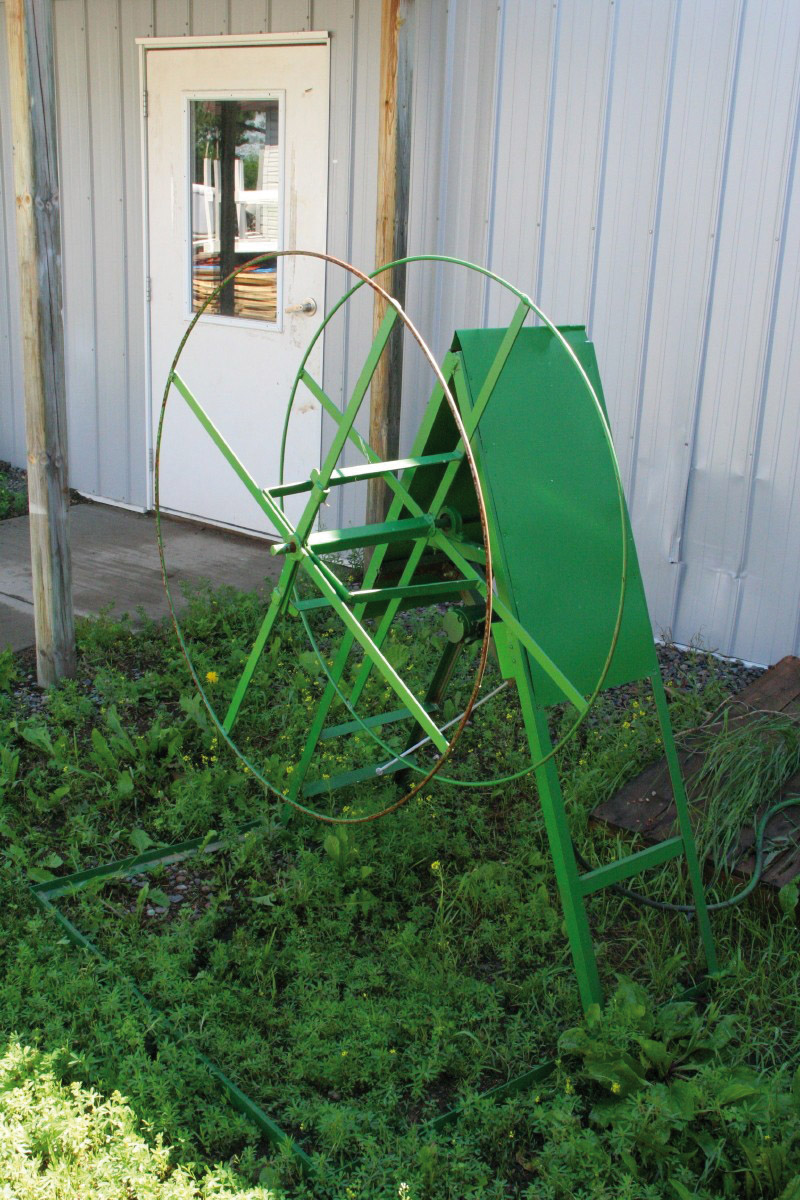 THE SIDEWINDER GARLAND MACHINE