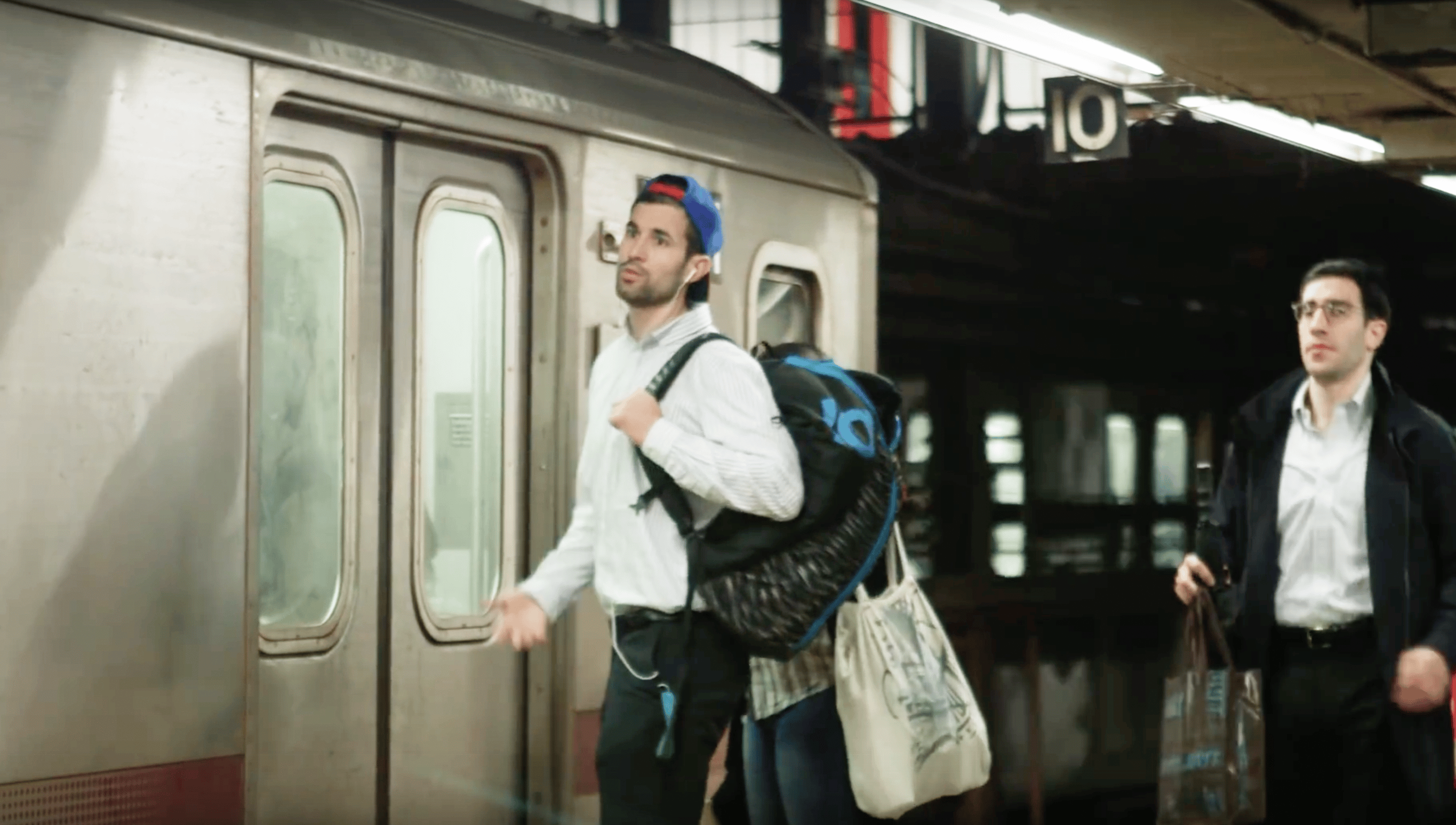 Dieses Video zeigt nur Menschen, die die UBahn verpassen Mit