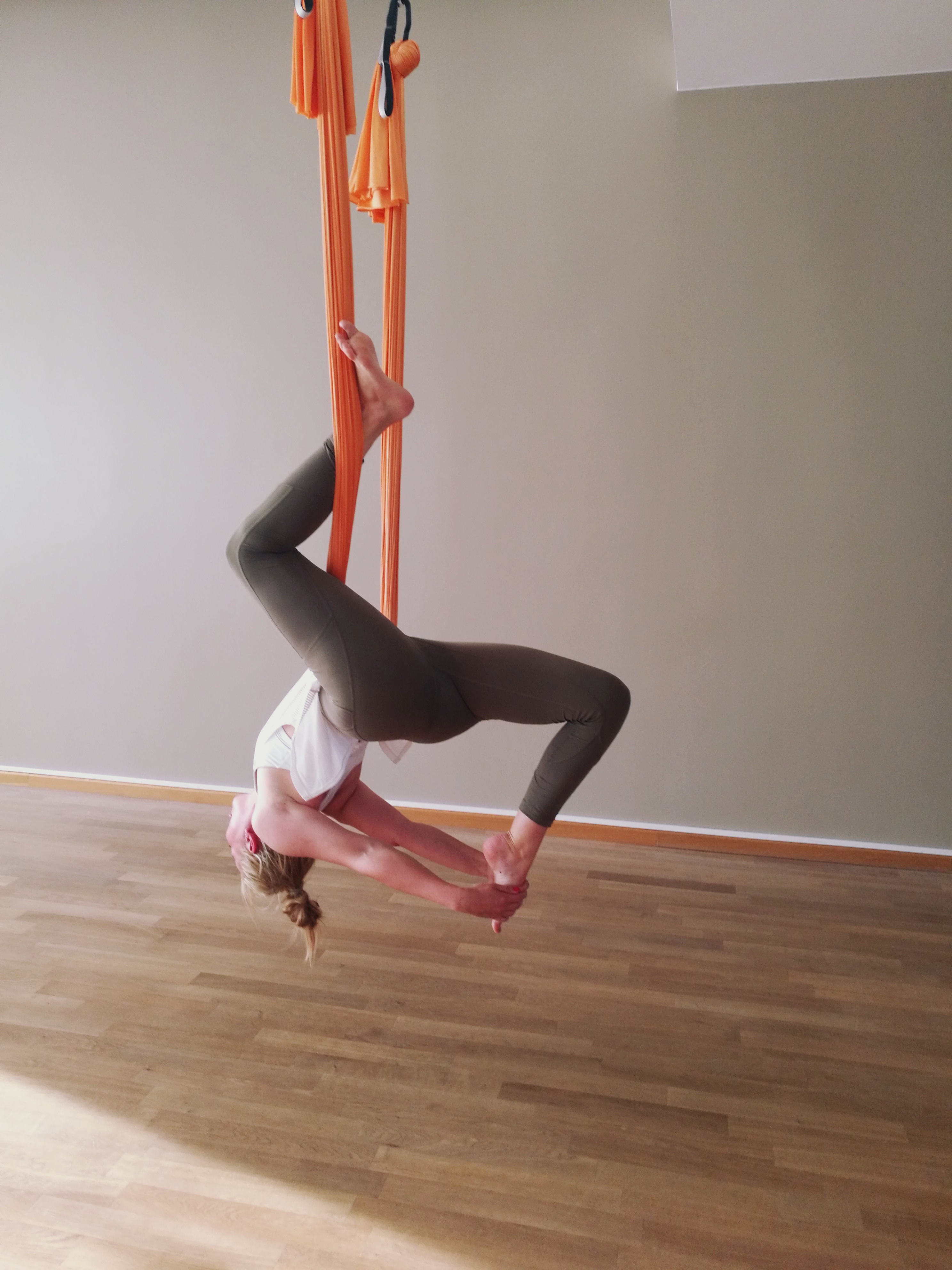 Yoga in der Luft beim Aerial Yoga Mit Vergnügen Berlin