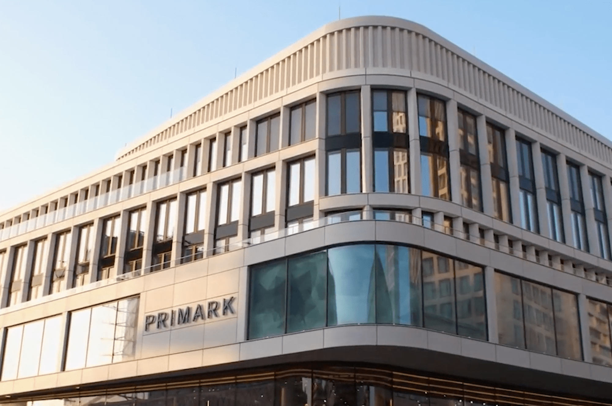 RIPMARK Rocco und seine Brüder protestieren gegen die neue Primark