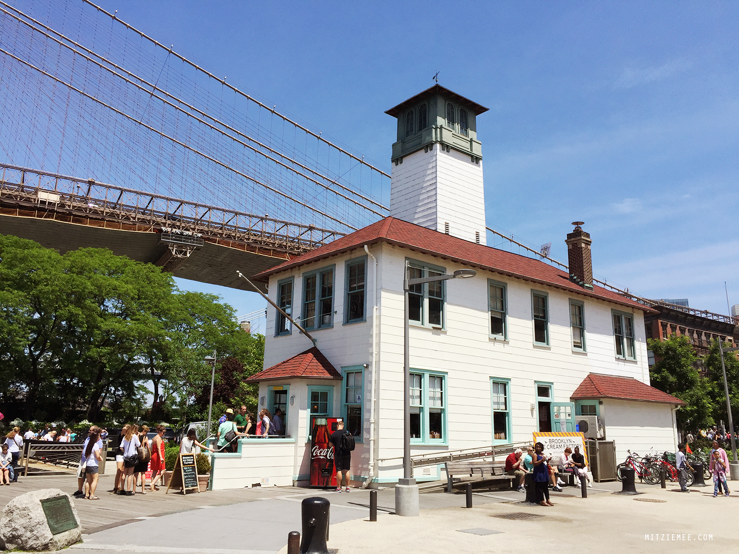 Brooklyn Bridge og Brooklyn Ice Cream Factory Søndag i New York