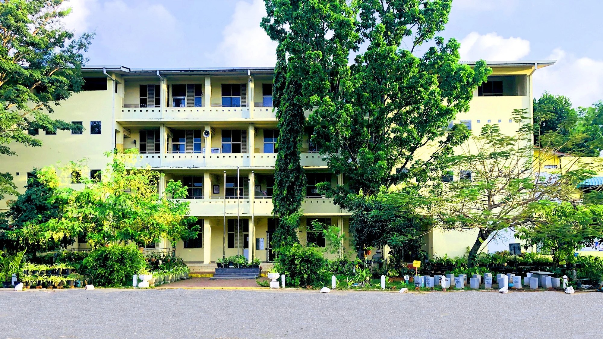 St. John's College Nugegoda Nil Desperandum