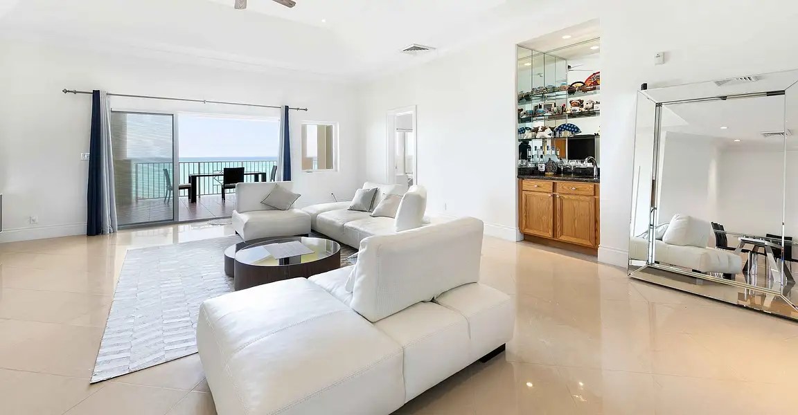 3 Bedroom Third Floor Condo for Sale, Caves Heights, New Providence