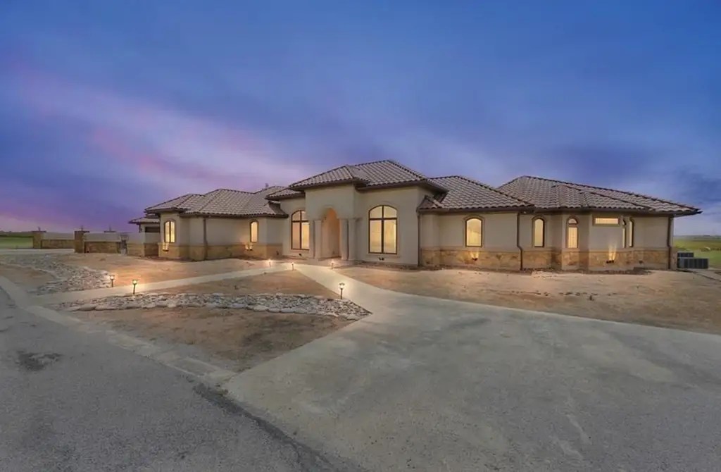 168 Acre Estate In Coupland, Texas (PHOTOS)