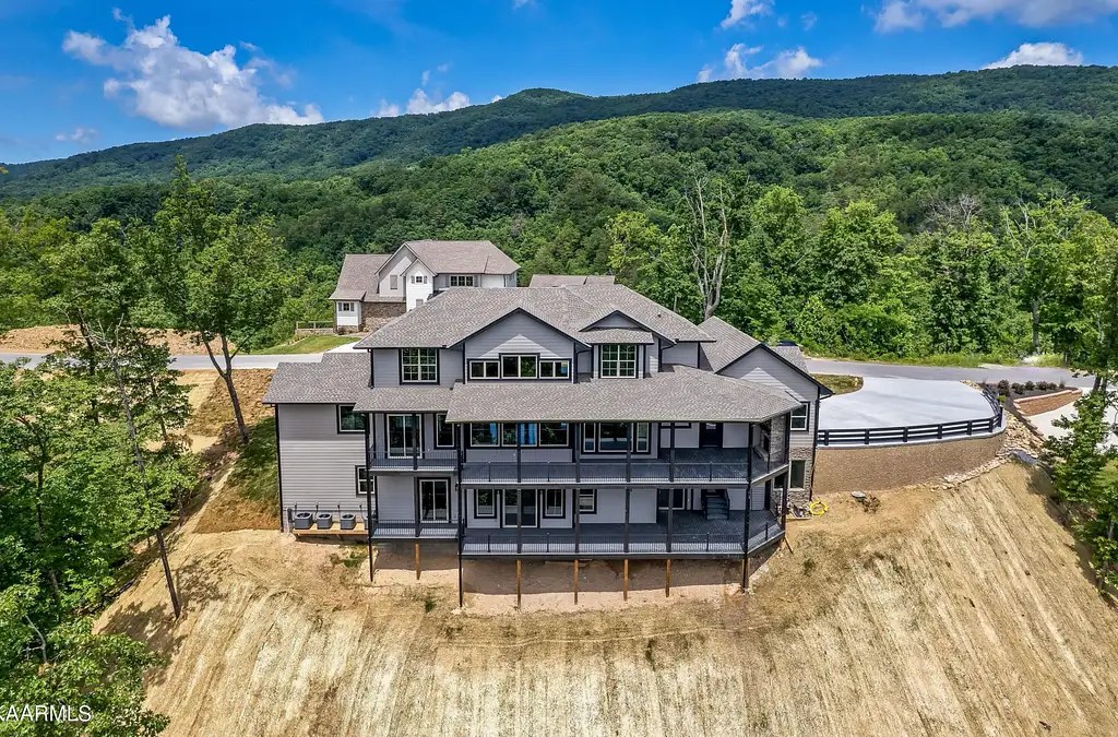 Mountaintop New Build In Tennessee With Indoor Pool (PHOTOS)