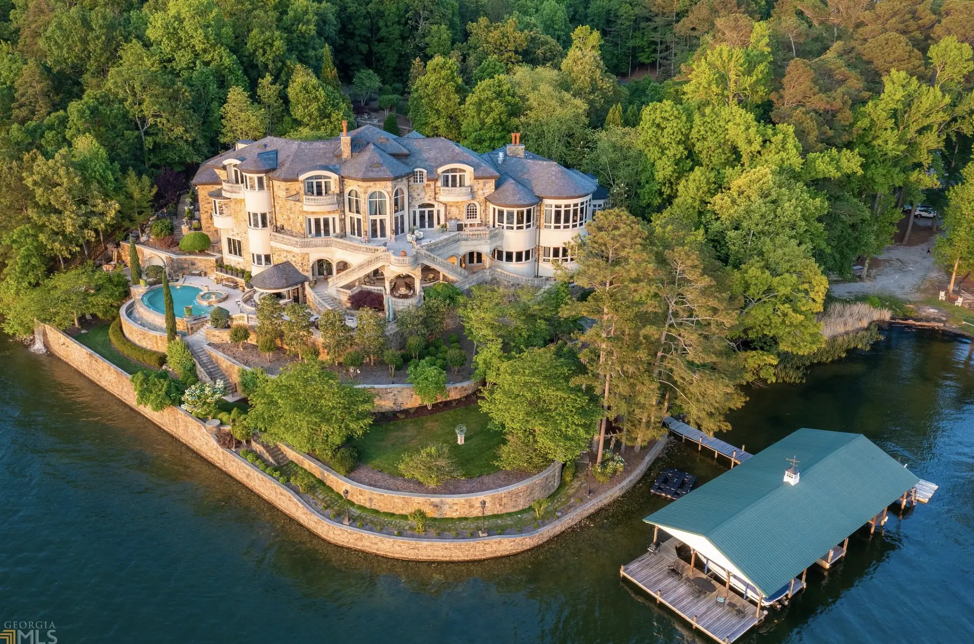Incredible Lakefront Home In Chattanooga, Tennessee (PHOTOS)