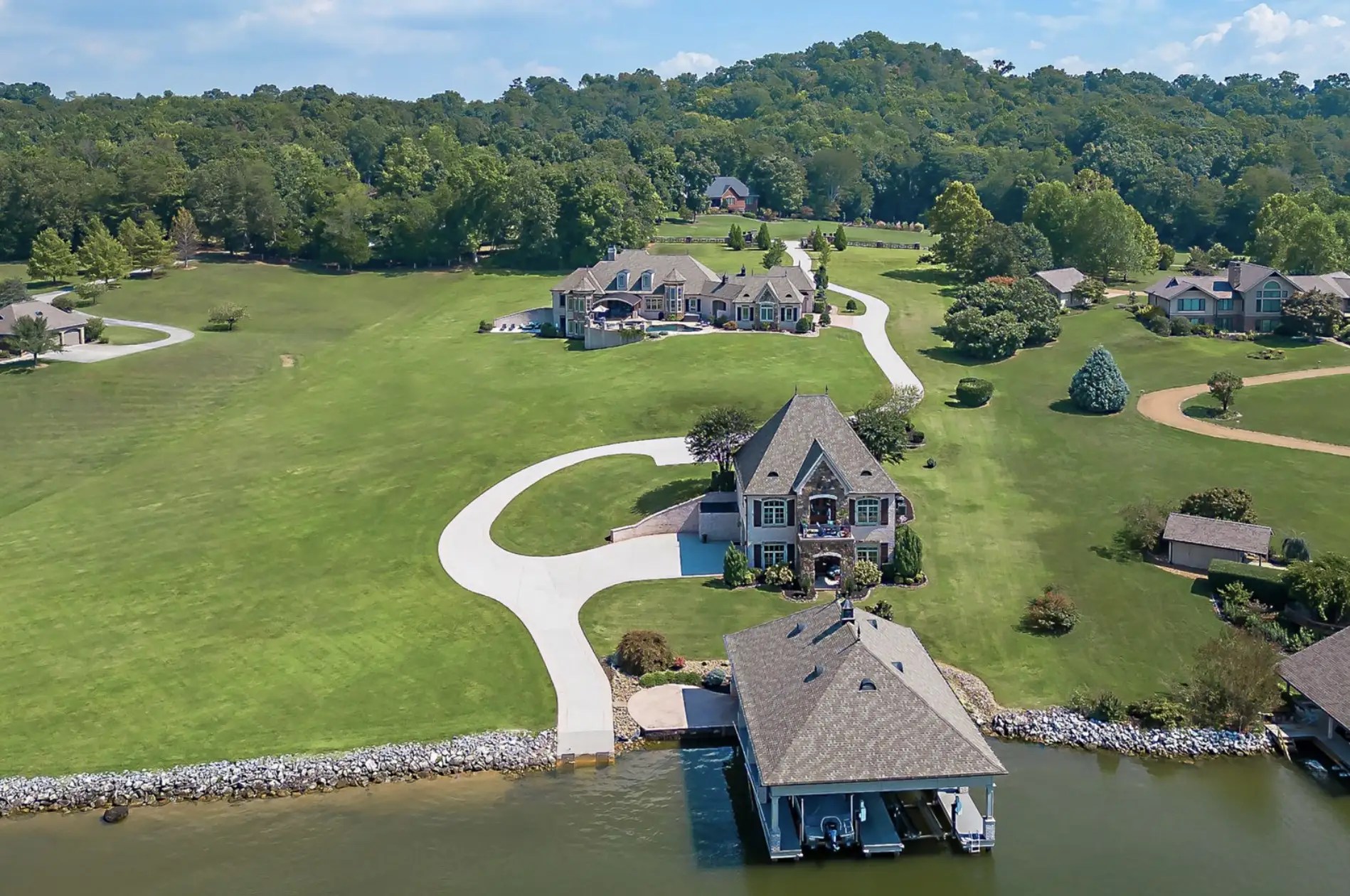 5 Acre Lakefront Estate In Louisville, Tennessee (PHOTOS)