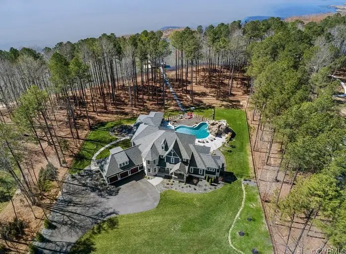 Lakefront Home In Chesterfield, Virginia (PHOTOS)