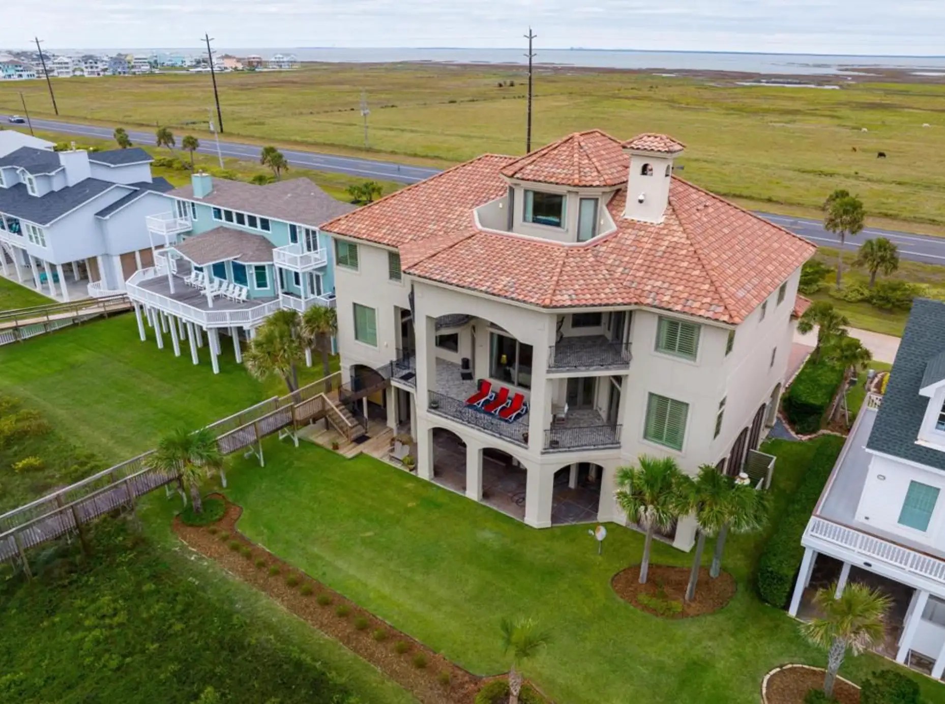 Fully Furnished Oceanfront Home In Texas (PHOTOS)