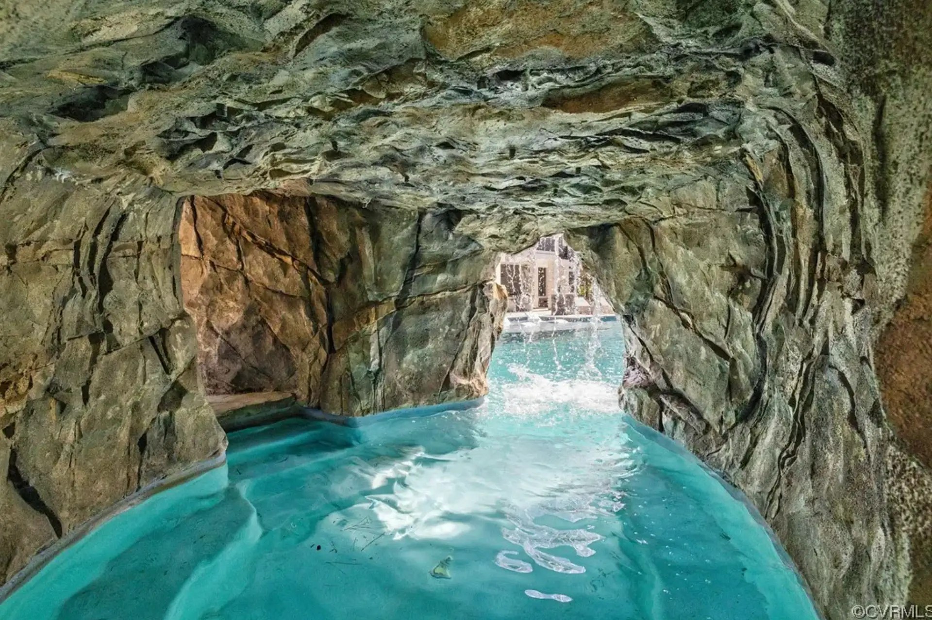 Lakefront Home In Chesterfield, Virginia (PHOTOS)